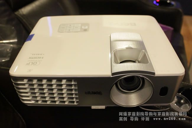 �o��ͶӰ�C����W1075��C�_����D ���ԃr�ȼ���ͶӰ�C