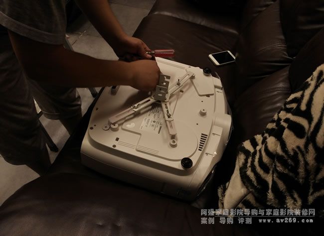 ������3DͶӰ�C���b���� ������TW8200ͶӰ�C�ڼ�ͥӰԺ��