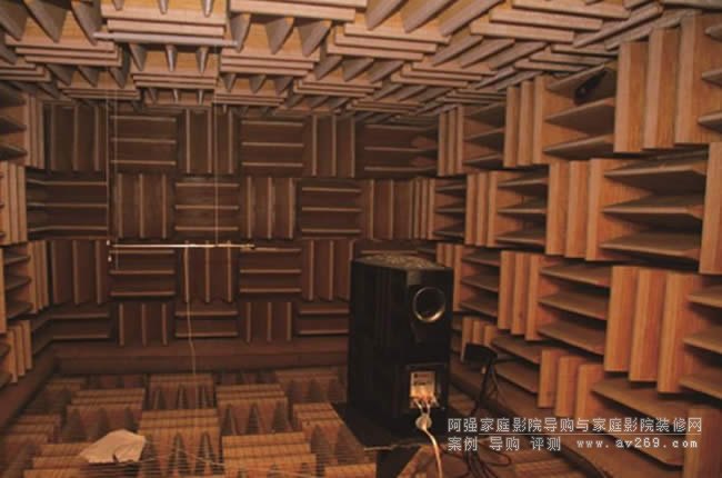 Revel������һ�g�o��ң�һ��Performa3�������ڽ��ܜyԇ