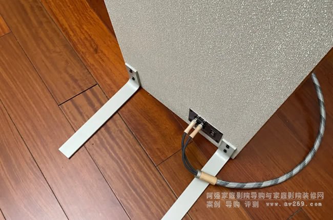 ����Magnepan MG.7 ƽ����Ĥ�����һ���؄e�w�