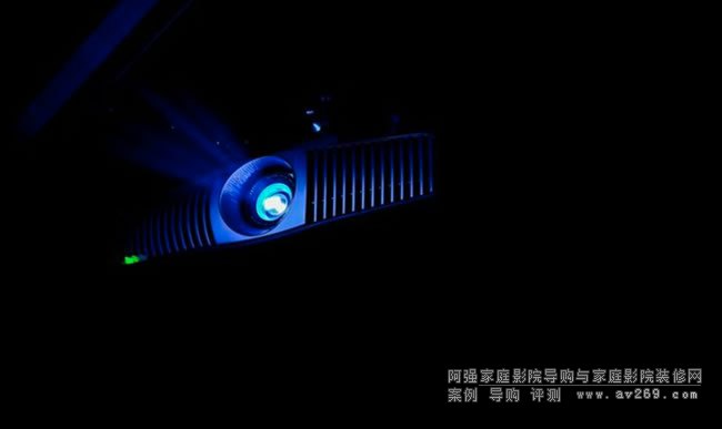 ����W6000L������4K HDRɫ��ͶӰ�C